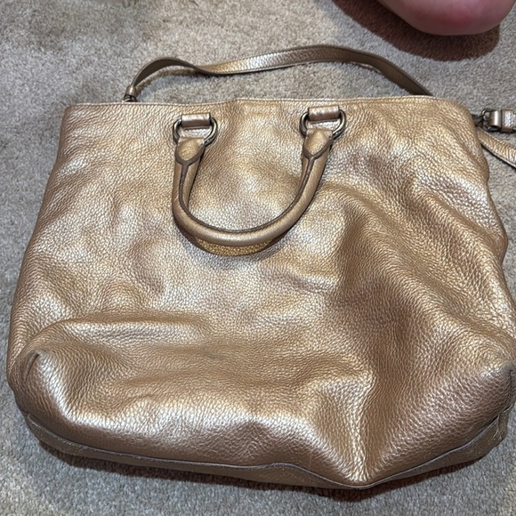 Prada tote bag with detachable crossbody strap in gold leather. - Picture 6 of 7